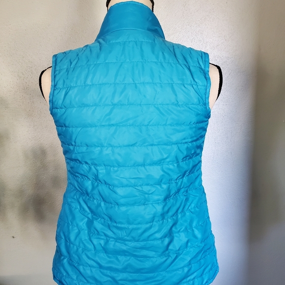 Layer 8 reversible and packable vest - Picture 3 of 9